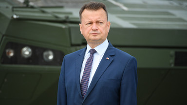 Mariusz Błaszczak: zakażemy noszenia mundurów przez "antyszczepionkowych terrorystów"