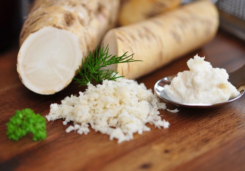 Grated,Horseradish,With,Parsley,On,Wooden,Table.