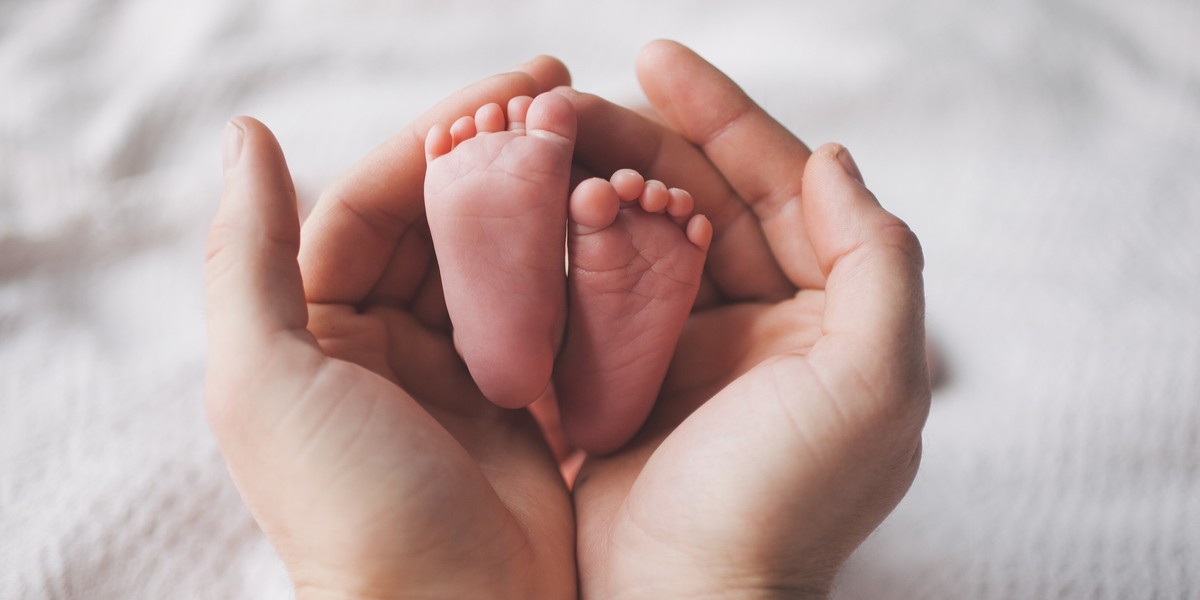 Możesz otrzymać ubezpieczenie zdrowotne dla noworodka, kiedy zarejestrujesz swoje dziecko w miejscu pracy. Należy jednak pamiętać, że oprócz opłacenia leczenia i badań, nie zapewnia wsparcia finansowego i rozszerzonej opieki w razie wypadku