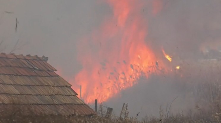 A lángok messziről is jól látszódtak