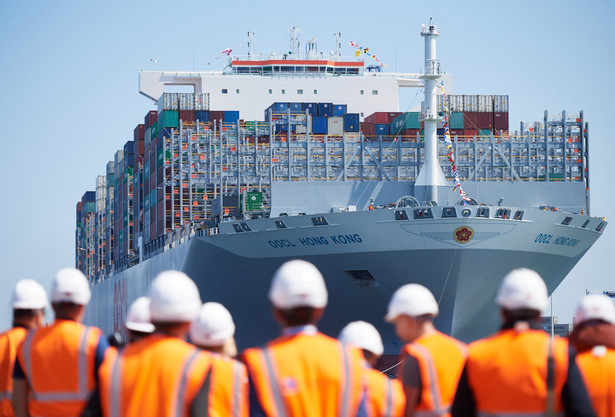 Gdańsk, 28.06.2017. Największy statek kontenerowy na świecie OOCL Hong Kong wpływa do gdańskiego terminala kontenerowego DCT, 28 bm.