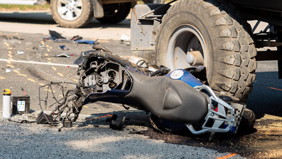 Sokkoló helyszíni felvételek a 6-os főúton történt halálos motorbalesetről
