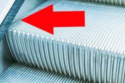 Do czego służą szczotki przy ruchomych schodach? Na pewno nie do czyszczenia butów...