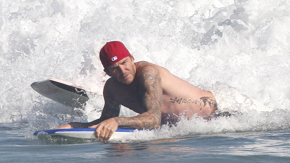 Seksowny Beckham przyłapany na surfingu!