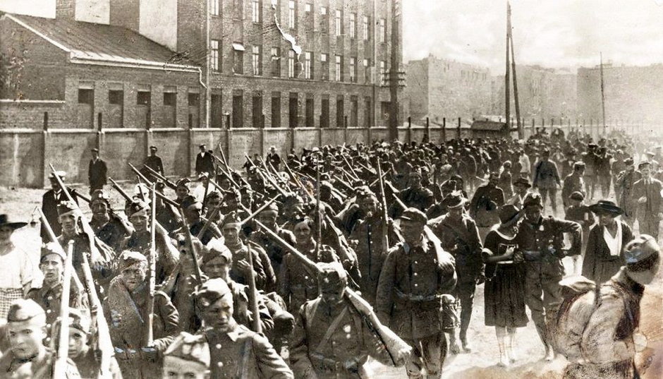 Piechota polska w marszu na front przed bitwą warszawską (domena publiczna)