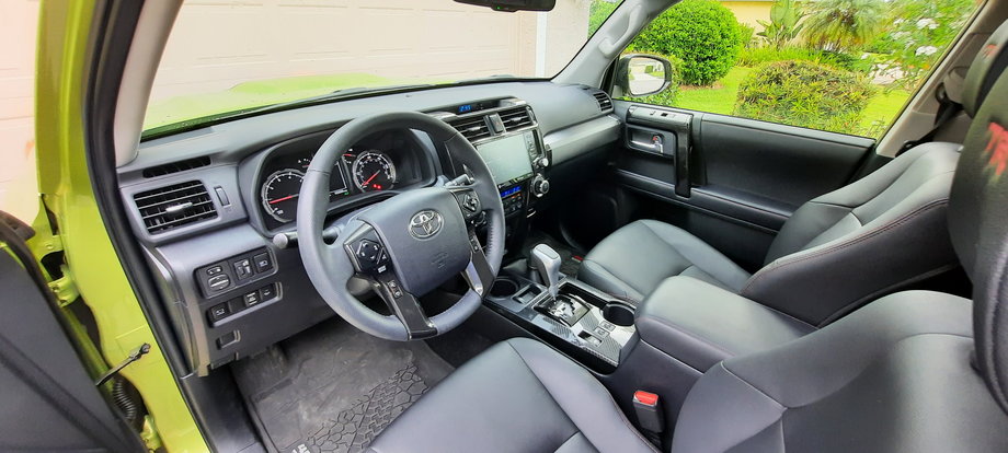 Toyota 4Runner TRD Pro - wnętrze z początku naszego wieku. Kanciaste, z prostymi elementami do sterowania m.in. klimatyzacją. W sumie to zaleta, bo obsługa pokładowych urządzeń w 4Runnerze jest niebywale prosta.