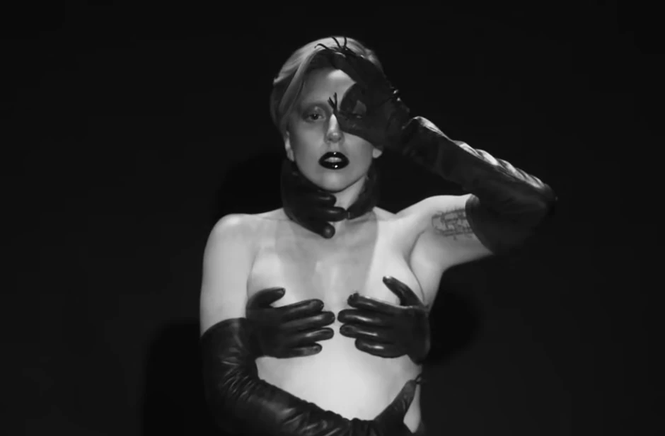 Lejdi Gaga u spotu za pesmu "Applause"