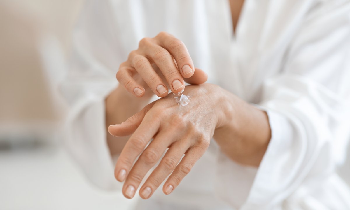 Kosztuje 7 zł, a rozgramia plamki na dłoniach. gwałtownie łagodzi podrażnienia