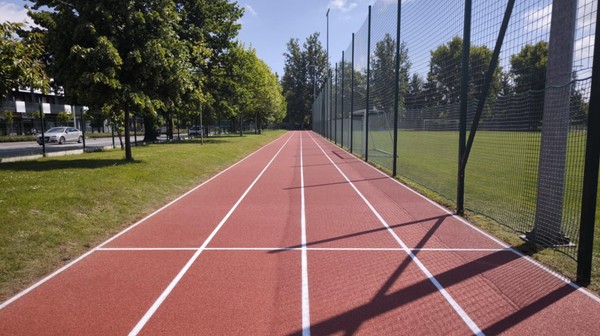 Rekreacyjna bieżnia lekkoatletyczna jest już nowa i czeka na miłośników biegania. 