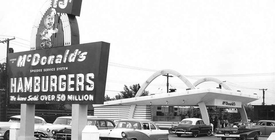 Restauracja braci McDonald w Des Plaines (Illinois), 1955 r. 