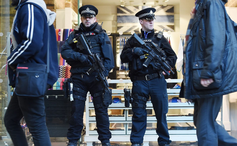 Brytyjscy policjanci w centrum Londynu po zamachach w Brukseli