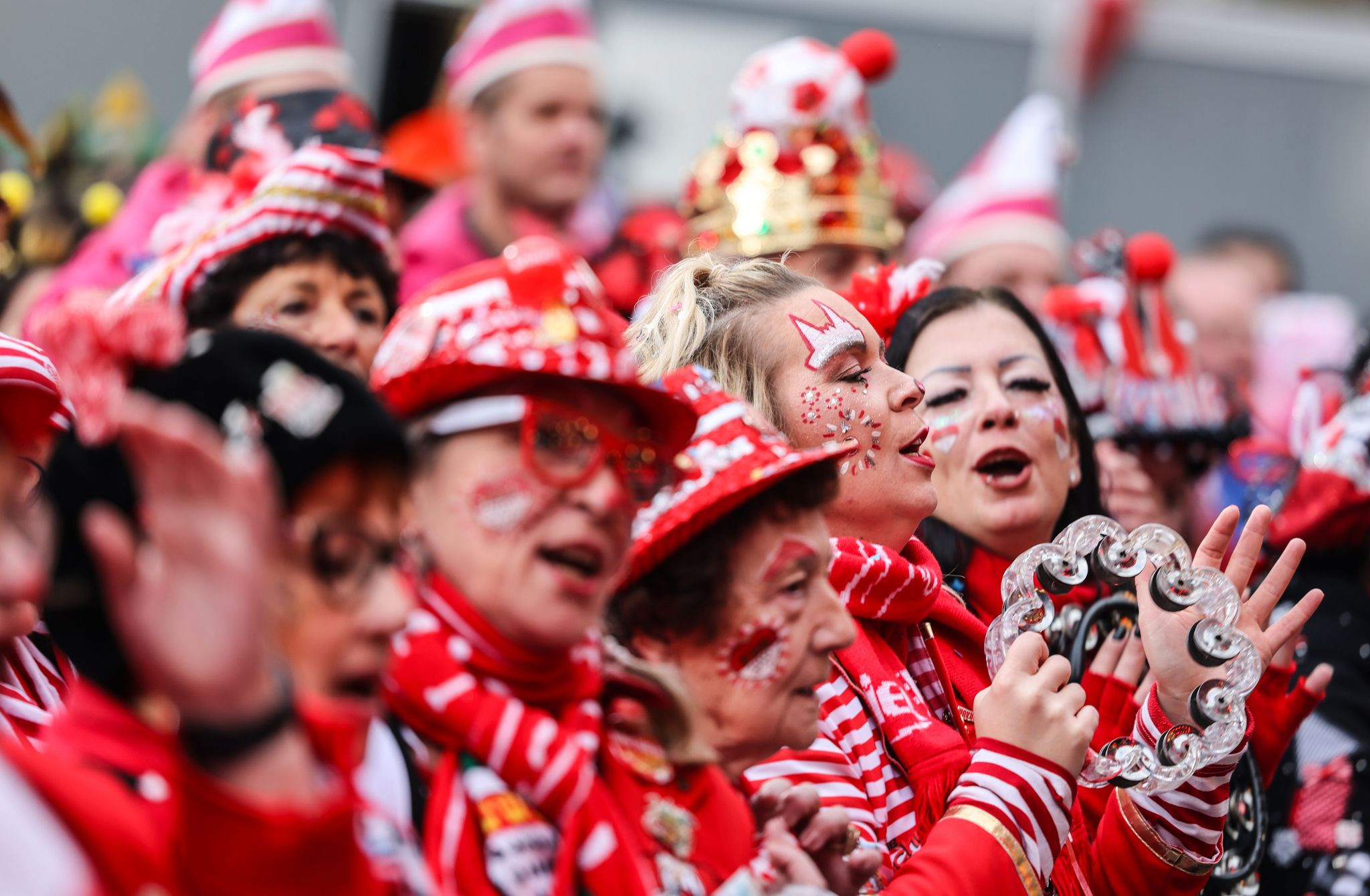 Karnevalssession startet: Zehntausende feiern in Köln und Mainz