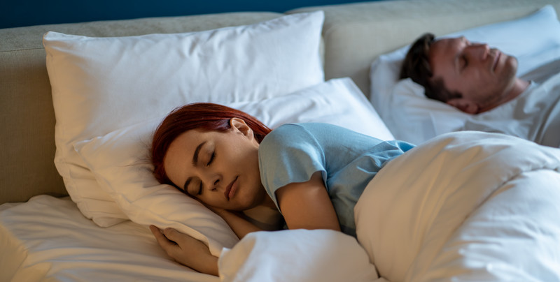 Skandynawska metoda snu. Poprawia komfort i może uratować związek