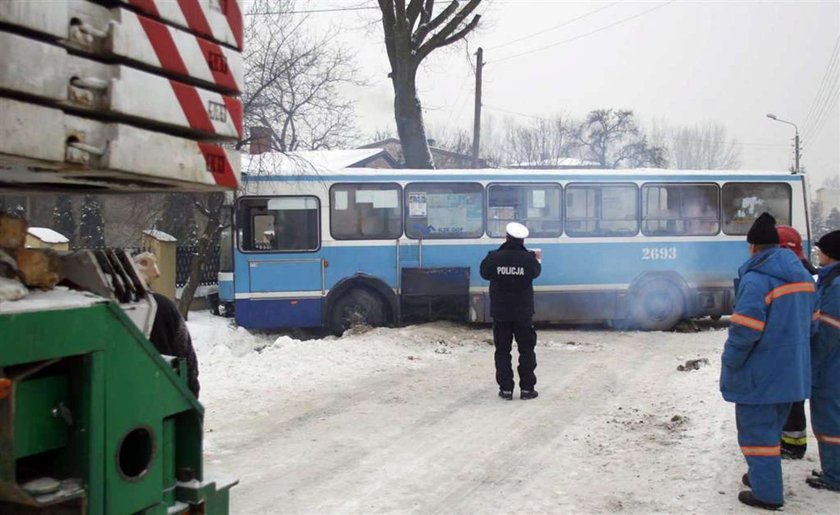 Dzieci na sankach wpadły pod autobus. Chłopiec nie żyje