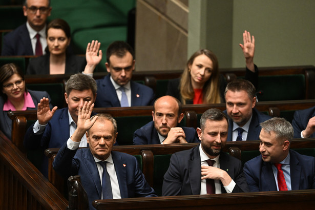 51 proc. ankietowanych odpowiedziało "nie" lub "raczej nie" na pytanie, czy koalicja rządząca realizuje swoje obietnice wyborcze - wynika z sondażu Ipsos dla OKO.press i TOK FM