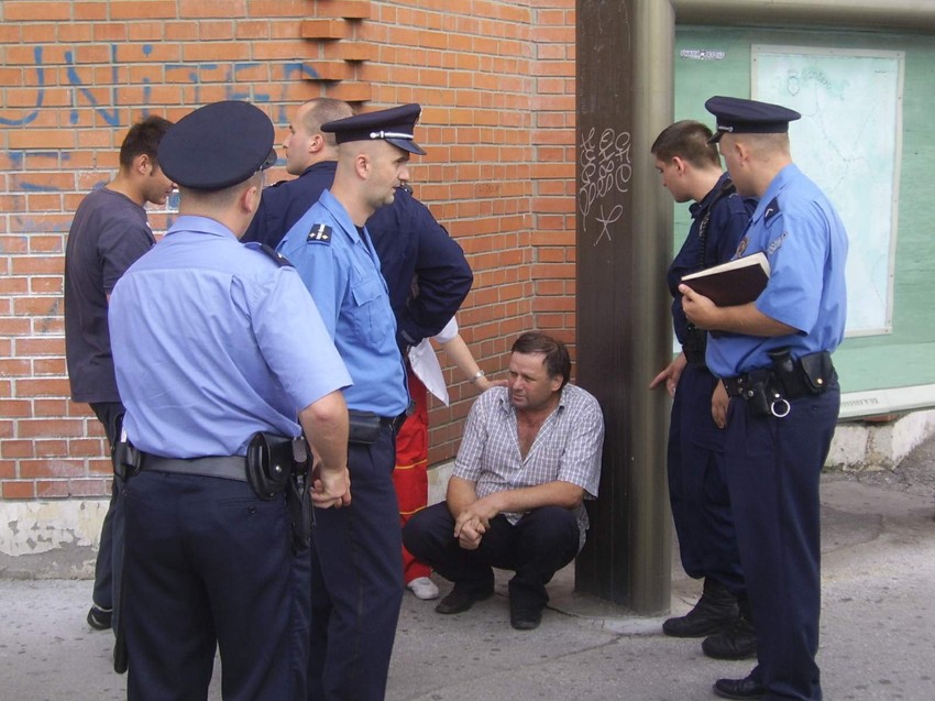 Pošto mu je pozlilo Jovanović prihvatio pomoć lekara i policije