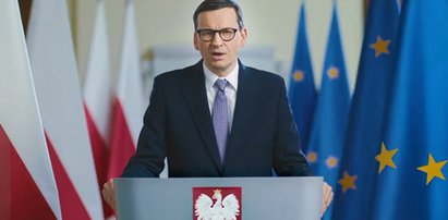 Morawiecki apeluje po angielsku. Do kogo się zwraca? W tle sceny z polsko-białoruskiej granicy