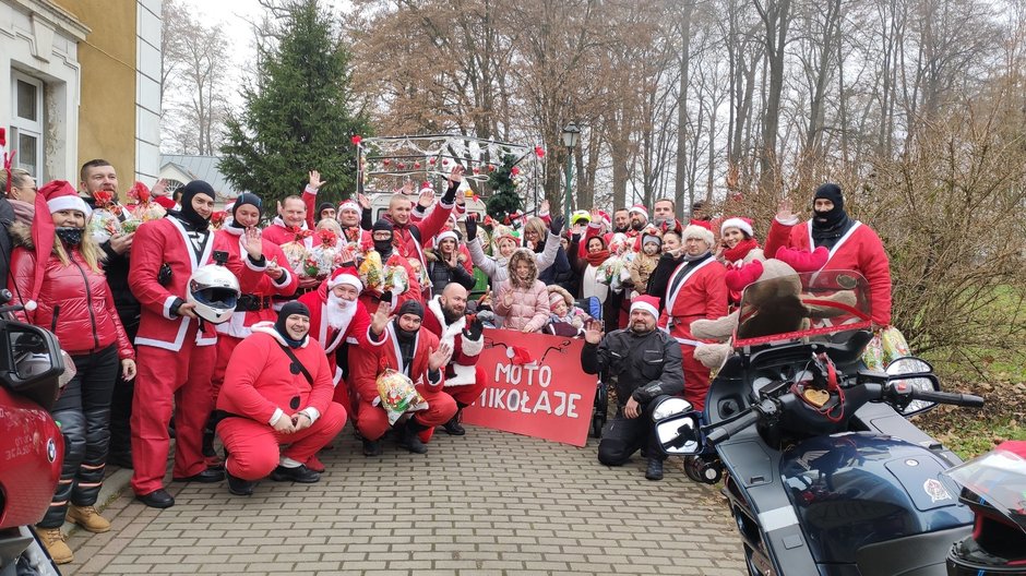 40 Mikołajów na motorach odwiedziło dzieci w Zameczku w Rudołtowicach - 03.12.2022