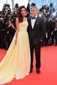 2016 - Amal felrázta a dolgokat a Cannes-i Filmfesztiválon egy halványsárga Atelier Versace dizájnnal. Az aszimmetrikus ruha combig érő hasítékkal megvillantotta Jimmy Choo metál szandálját. Piros Cartier fülbevalójához és karkötőjéhez pedig a sminkjét párosította.