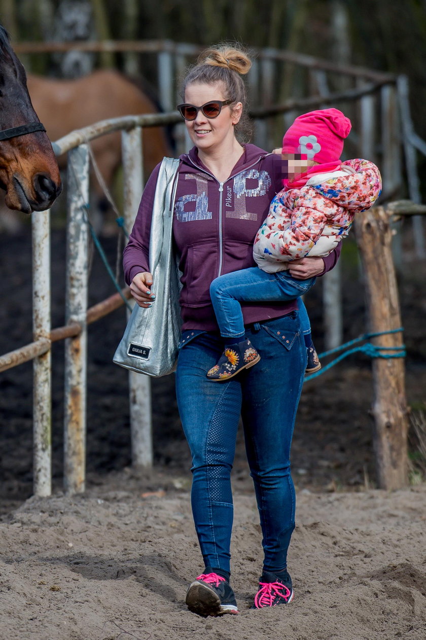 Anna Powierza z córeczką w stadninie konnej