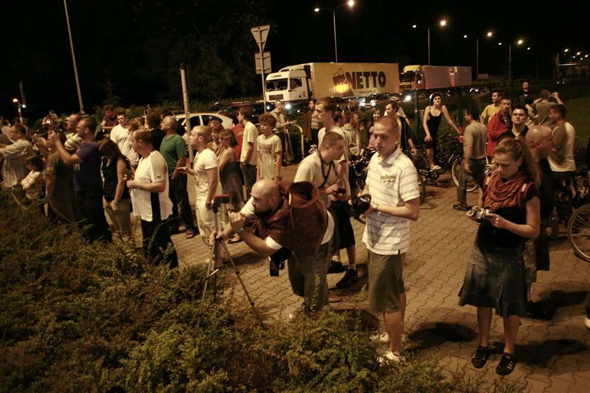 Kawałki stadionu jechały przez miasto