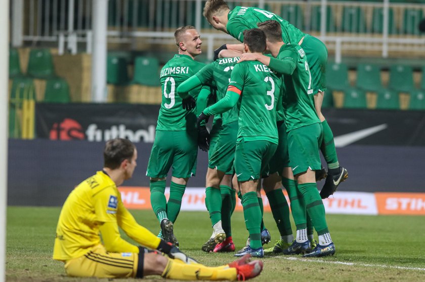 Gdyby spojrzeć wyłącznie w tabelę tegorocznych spotkań, to na jej czele są... Warta, Legia i Piast – wszystkie te zespoły zdobyły po 13 punktów.