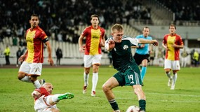 Cudowny gol Karola Świderskiego w Lidze Europy. Reprezentant Polski trafił w samo "okienko"