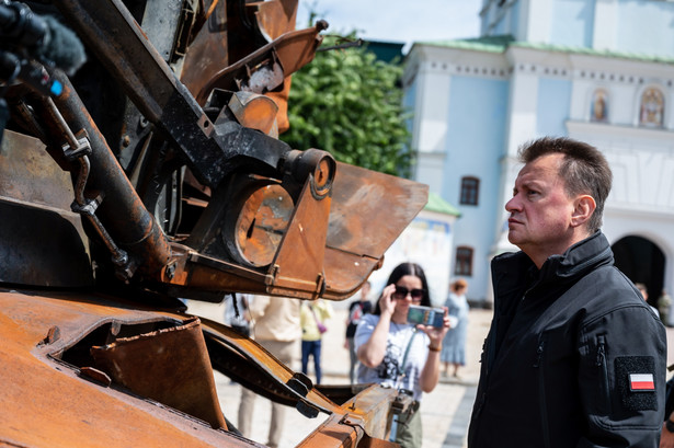Błaszczak obejrzał wystawę zniszczonego sprzętu armii rosyjskiej na Placu Michajłowskim w Kijowie