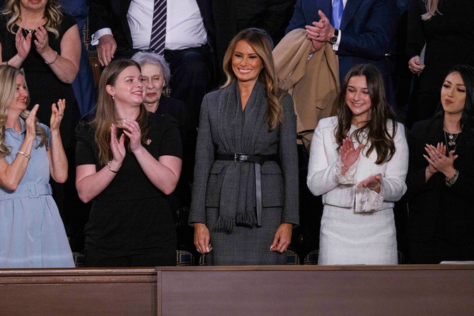 Melanija Tramp u sivom kompletu