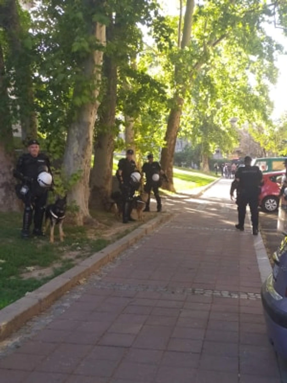 Policija iza zgrade Skupštine