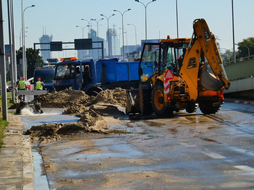 Warszawa: Awaria wodociągowa w stolicy. Woda zalała ulice