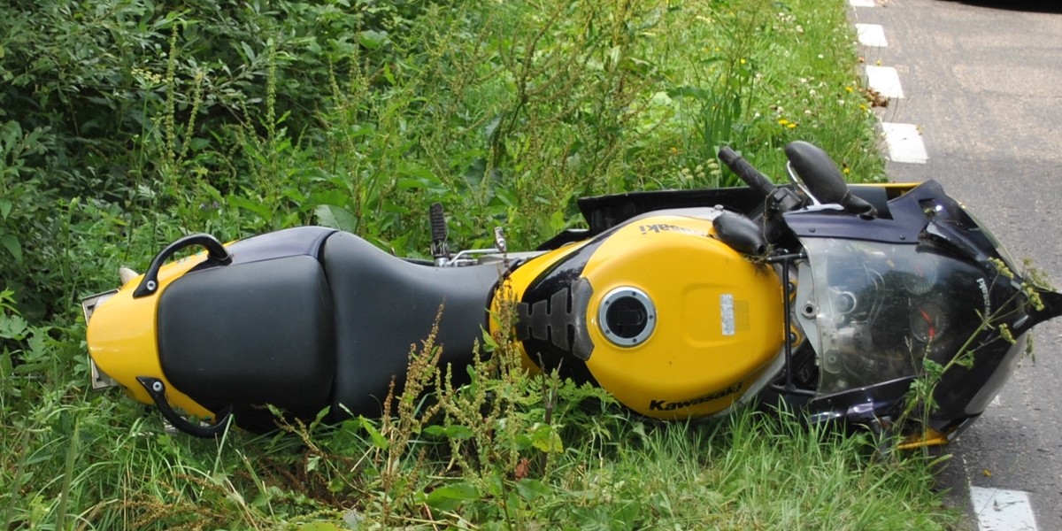 Poważny wypadek motocyklisty. Zderzył się z bocianem