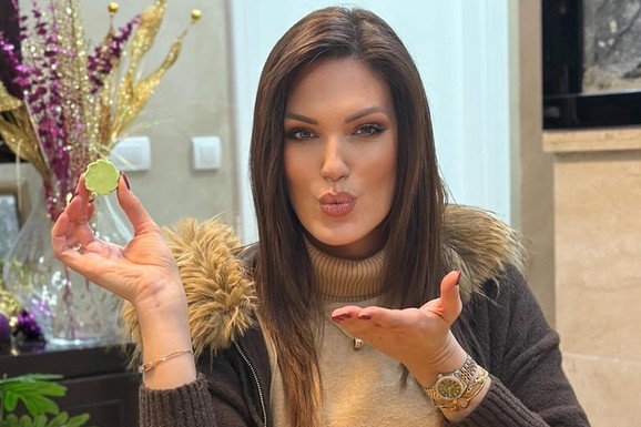 RUKE  PRLJAVE OD BOJE, A NA STOLU USKRŠNJA DEKORACIJA Nina Radulović pokazala kako je ofarbala jaja: "Poznato?" (Foto)