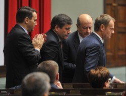 Milion podpisów trafiło do kosza. Politolog: Tusk za to zapłaci