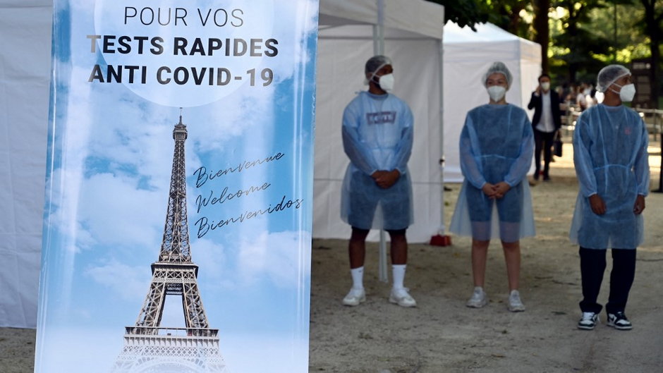 Testy na obecność koronawirusa w Paryżu, zdjęcie z 27 lipca 2021 r.