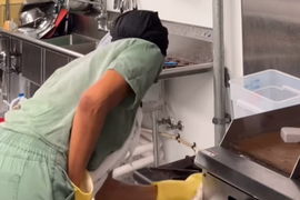 Glumica iz NAJPOPULARNIJE SERIJE NA SVETU snimljena kako RADI U KUHINJI RESTORANA i fanovi se tresu od brige: Nema je u novoj sezoni, ali njena realnost NIJE TAKO CRNA