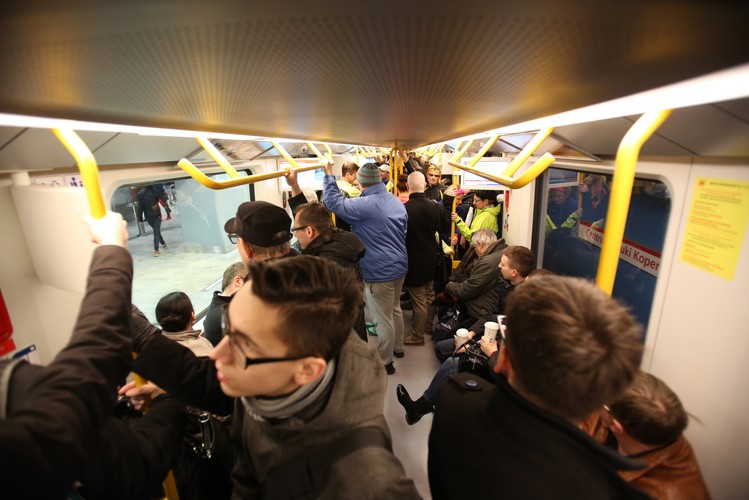 Pasażerowie w pociągu metra na Stacji Centrum Nauki Kopernik. W niedzielę 8 bm. uruchomiono centralny odcinek drugiej linii metra. Prezydent Warszawy Hanna Gronkiewicz-Waltz podkreślała podczas otwarcia, że to historyczny moment i przepraszała warszawiaków za opóźnienia przy budowie. Z pierwszą linią metra druga krzyżuje się na stacji 'Świętokrzyska'. <br><br> fot.  (mr) PAP/Leszek Szymański