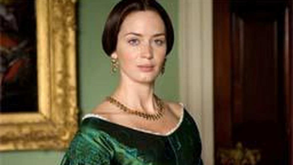 Emily Blunt stanęła w obronie krytykowanego za nieścisłości historyczne filmu "Młoda Wiktoria" sugerując, że niezadowoleni widzowie powinni oglądać jedynie