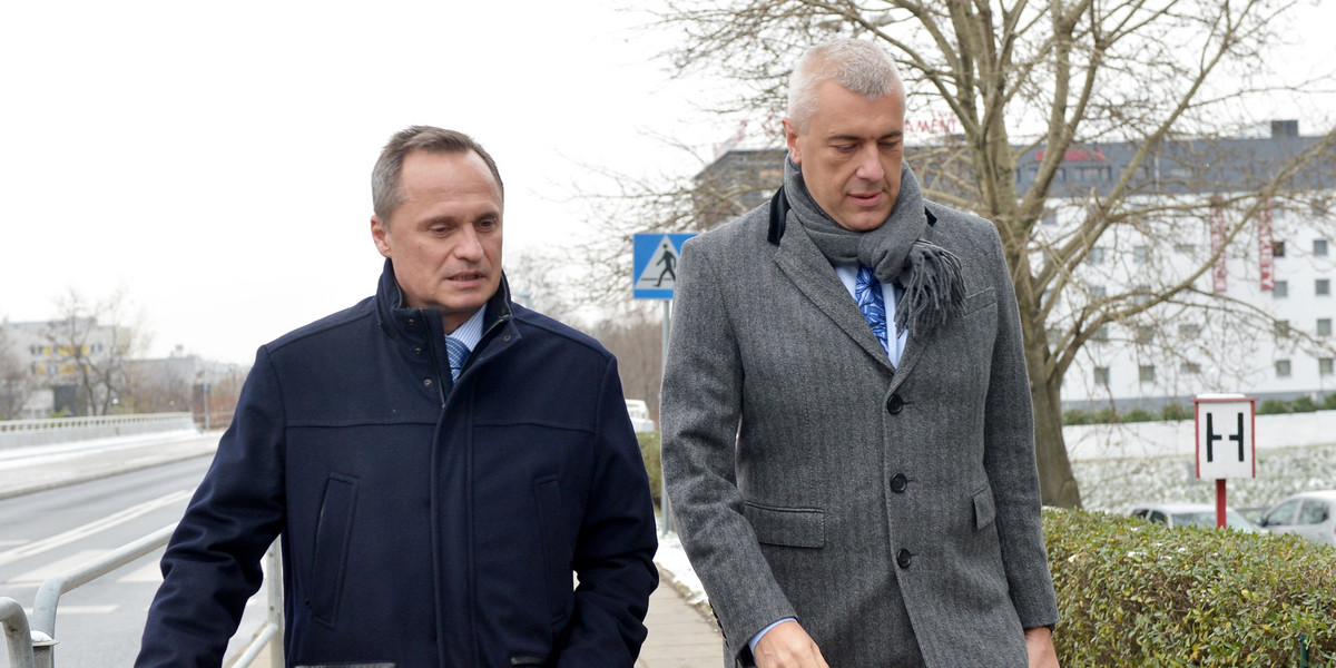 Leszek Czarnecki (z lewej) składał już zeznania w prokuraturze. We wtorek, 5 marca, ma się w niej stawić, by poddać się badaniu wariografem. Na zdjęciu ze swoim pełnomocnikiem Romanem Giertychem