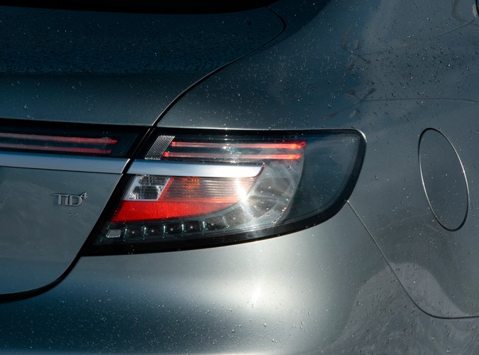 Oto najnowszy Saab 9-5 chwycił kierowców za serce. Tak, tak Polacy zamiast niemieckich gablot wybierają najnowszą limuzynę szwedzkiej marki. Wirus turbo z dnia na dzień atakuje nowe organizmy!