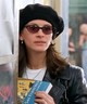  Julia Robert a Notting Hill című filmben viselt napszemüvege a cicaszem-formájú modellek újragondolása, a fazon a kilencvenes évek egyik nagy kedvence volt.