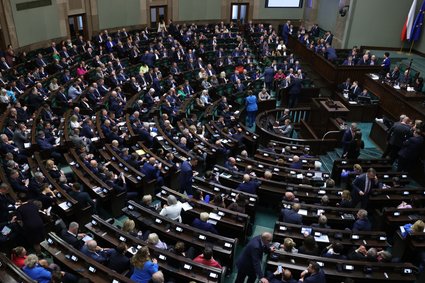 Burzliwa dyskusja w Sejmie w sprawie taniego kredytu. Minister założył się o roczną wypłatę