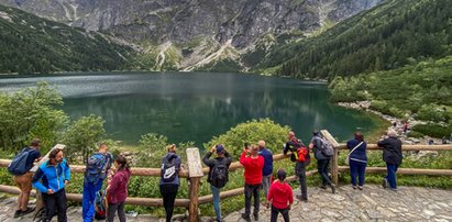 Niecodzienne zachowanie turystów nad Morskim Okiem. W sieci zawrzało! "Tylko parawanów brak"