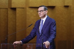 "Piłeś? Nie pisz...". Politycy odpowiadają na wpis Morawieckiego, powstał spot KO