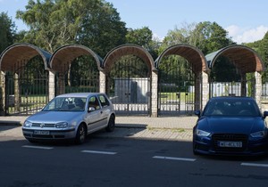 Parking ispred groblja  - ilustracija
