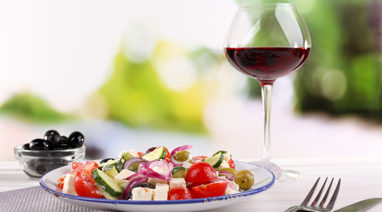 Egy saláta mellé is passzol a vörösbor, csak a megfelelő összetevők szükségesek az ételhez Fotó: Shutterstock