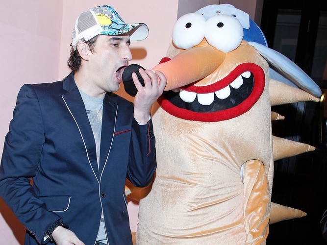 Michał Koterski całuje Jeża w nos