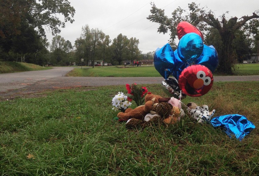 Improvizovano spomen-obeležje od plišanih igračaka i balona na mestu gde je u utorak ubijen šestogodišnji dečak Pošto je Megan odigrala igru sa jednim od šankera, Kristofer se vidno uzbudio, izašao napolje i počeo da šutira u vrata, dovoljno glasno da ga unutra svi čuju. Ubrzo nakon toga, Fju i Diksonova odjurili su različitim vozilima, a neko je, iz nepoznatog razloga,  pozvao policiju.