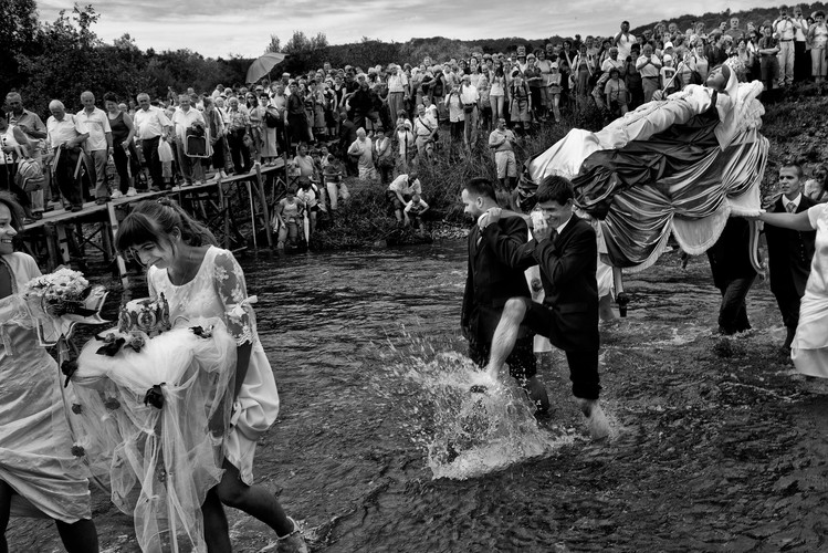 Świętochłowice/Lipiny. Katolicyzm w Polsce. Wobec tendencji sekularyzacyjnych w większych miastach Polski, reportaż dokumentuje wiarę, która zanika. Wiarę wolną od polityki, otwartą na sacrum, gotową na doświadczanie cudu, szczerą i spontaniczną. Zdjęcia Maćka Nabrdalika otrzymały pierwsze miejsce za fotoreportaż w kategorii 