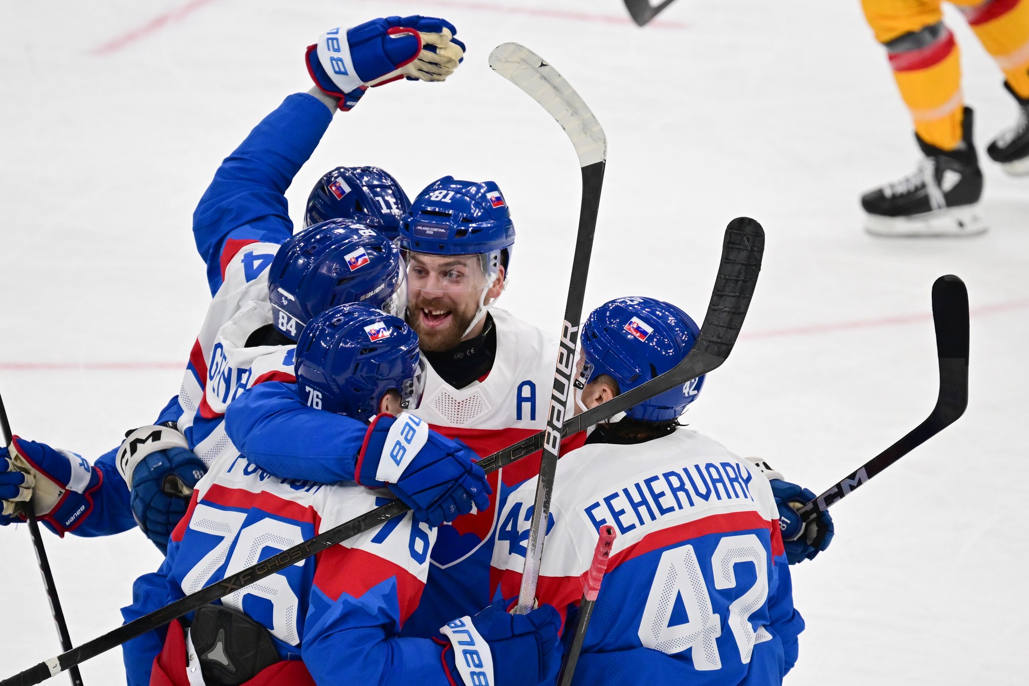 Martin Fehérváry (42), Erik Černák (81) a Martin Pospíšil (76) sa tešia z úvodného gólu, ktorý strelil Pavol Regenda (nie je vidieť).